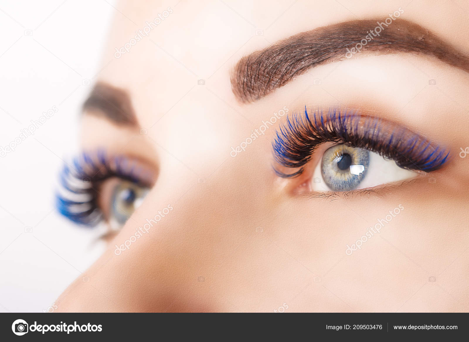 まつげの拡張手順 青色の長いまつげと目の女性 オンブル効果 間近で 選択と集中 ストック写真 C Licsiren