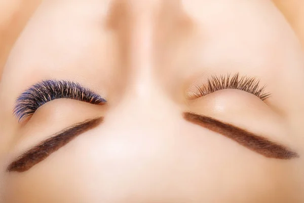 Ögonfrans förlängning förfarande. Kvinna öga med lång blå ögonfransar. Ombre effekt. Närbild, selektivt fokus. — Stockfoto