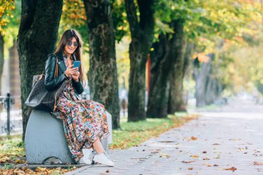 Moda şehir portresi şık hipster kadın manifatura cep telefonu, şık elbise, Ayakkabı, makyaj, güneş gözlüğü, uzun esmer saçlar, yalnız hafta sonu yürüyüş zevk tatil Avrupa'da, modern trendy