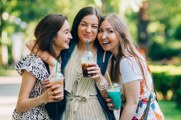 Letní lifestyle portrét mnohonárodnostní ženy užívají hezky, držení sklenic mléčné koktejly. Happy přátelé v parku za slunečného dne. Best friends holky baví, joy. Životní styl. Asiatki, Židovka a — Stock fotografie