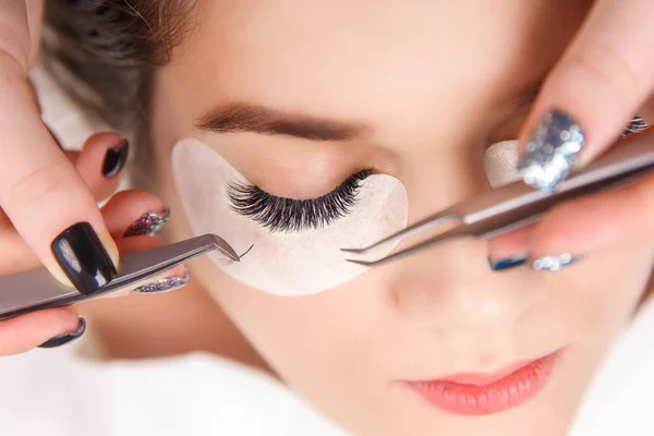 Procedimento de extensão das pestanas. Olho de mulher com pestanas longas. Close up, foco seletivo. — Fotografia de Stock