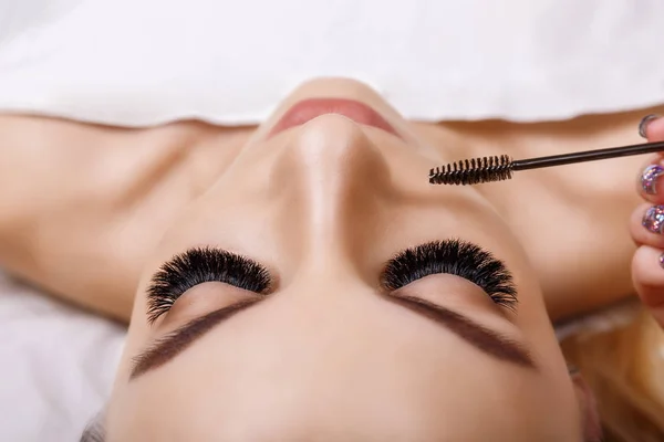 Eyelash Extension Procedure. Woman Eye with Long Eyelashes. Close up, selective focus. Hollywood, russian volume — Stock Photo, Image