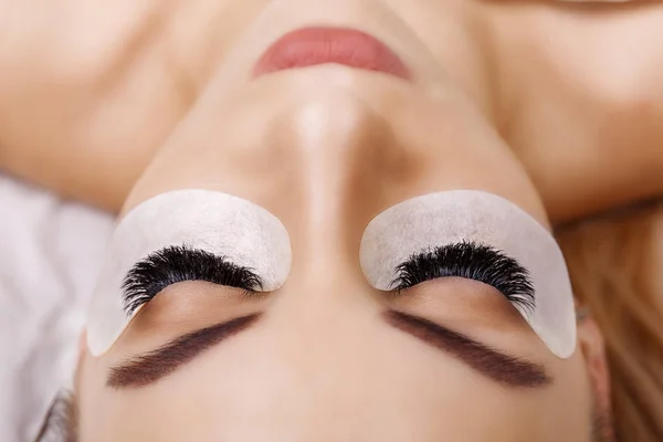 Eyelash Extension Procedure. Woman Eye with Long Eyelashes. Close up, selective focus. Hollywood, russian volume — Stock Photo, Image