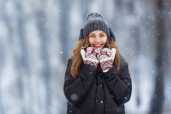 Χειμωνιάτικη φωτογραφία γυναίκας. Beauty Joyful Model Girl γελώντας και διασκεδάζοντας στο χειμερινό πάρκο. Όμορφη νεαρή γυναίκα σε εξωτερικούς χώρους, Απολαμβάνοντας τη φύση, χειμώνα — Φωτογραφία Αρχείου