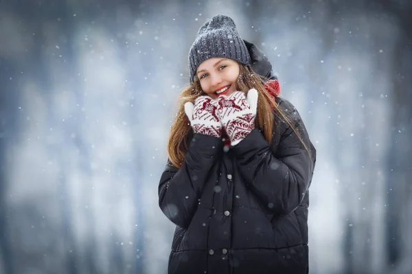 Winter junge Frau Porträt. Beauty Joyful Model Girl lacht und hat Spaß im Winterpark. Schöne junge Hündin im Freien, Natur genießen, Winter — Stockfoto