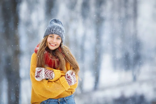 Retrato de mujer joven de invierno. Belleza Joyful Model Girl riendo y divirtiéndose en el parque de invierno. Hermosa joven mujer al aire libre, Disfrutando de la naturaleza, invierno — Foto de Stock