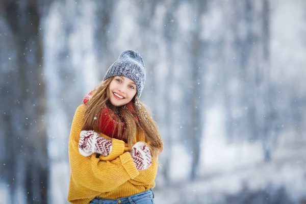 Winter junge Frau Porträt. Beauty Joyful Model Girl lacht und hat Spaß im Winterpark. Schöne junge Hündin im Freien, Natur genießen, Winter — Stockfoto