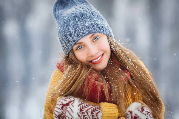 Retrato de mujer joven de invierno. Belleza Joyful Model Girl riendo y divirtiéndose en el parque de invierno. Hermosa joven mujer al aire libre, Disfrutando de la naturaleza, invierno — Foto de Stock