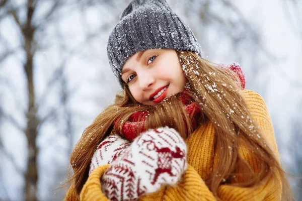 Retrato de mujer joven de invierno. Belleza Joyful Model Girl riendo y divirtiéndose en el parque de invierno. Hermosa joven mujer al aire libre, Disfrutando de la naturaleza, invierno — Foto de Stock