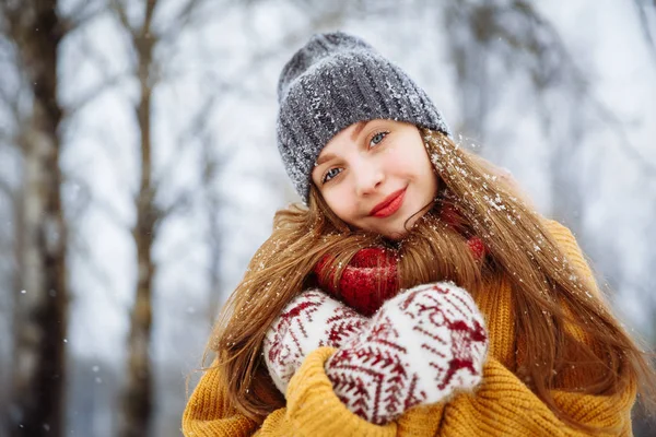 Winterportret van een jonge vrouw. Beauty Joyful Model Meisje lachen en plezier hebben in het winterpark. Mooi jong vrouwtje buiten, Genieten van de natuur, overwinteren — Stockfoto