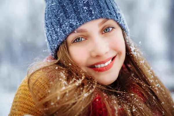Зимний портрет молодой женщины. Красавица Радостная девушка-модель смеется и веселится в зимнем парке. Молодая самка на свежем воздухе, наслаждаясь природой, зимой — стоковое фото