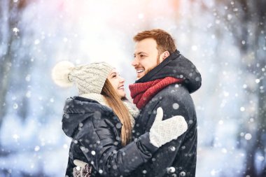 Winter Park mutlu genç gülen ve having fun çift. Aile açık havada.