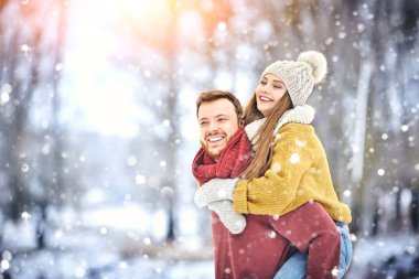 Winter Park mutlu genç gülen ve having fun çift. Aile açık havada.