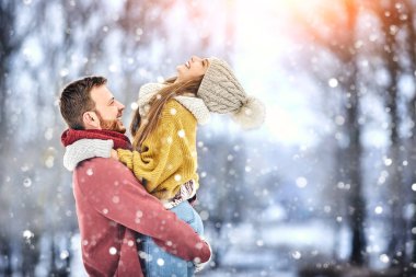 Winter Park mutlu genç gülen ve having fun çift. Aile açık havada.