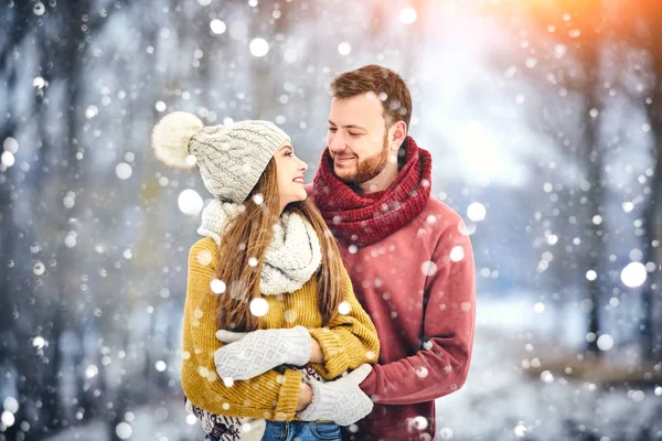 mutlu genç çift winter Park açık havada fun.family sahip