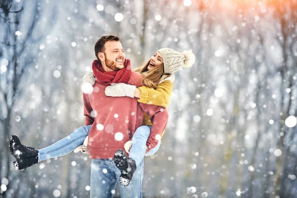 Happy Young Couple em Winter Park rindo e se divertindo. Família ao ar livre . — Fotografia de Stock