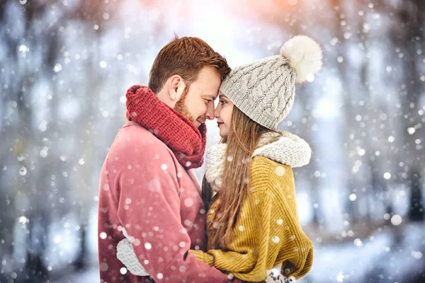 Winter Park mutlu genç gülen ve having fun çift. Aile açık havada.