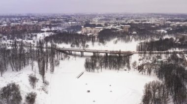 Karlı kış güzel bir şehir veya kasaba. Küçük. Üstten Görünüm donmuş nehir, çok araba yolda, eski binalar. Büyüleyici kış dönemi büyük şehirde. Harika panorama