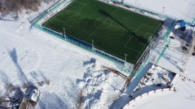 Amatör futbol sahası hava atış. bir modern futbol sahası ile kış beyaz bir düzende bir kadeh. 4 k görüntüleri