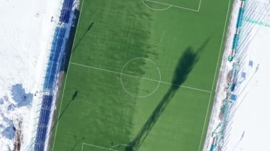 Amatör futbol sahası hava atış. bir modern futbol sahası ile kış beyaz bir düzende bir kadeh. 4 k görüntüleri