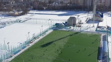 Havadan görünümü futbol takımının üst görünümden futbol sahasındaki gün uygulamak. Genç futbol takımı yeşil çim ile spor yere kış gün eğitim