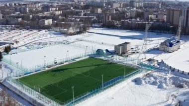 Amatör futbol sahası hava atış. bir modern futbol sahası ile kış beyaz bir düzende bir kadeh. 4 k görüntüleri