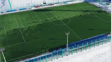 Amatör futbol sahası hava atış. bir modern futbol sahası ile kış beyaz bir düzende bir kadeh. 4 k görüntüleri