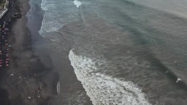 Vista aérea. Imagens aéreas de drones de ondas oceânicas a despenharem-se na costa. A voar pelo oceano. Ondas gigantes — Vídeo de Stock