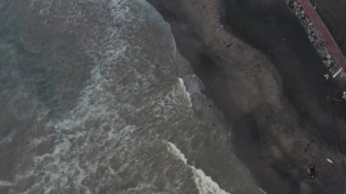 Havadan görünümü. Okyanus dalgaları kıyıda çökmesini hava dron görüntüleri. Okyanus uçan. Dev dalgalar