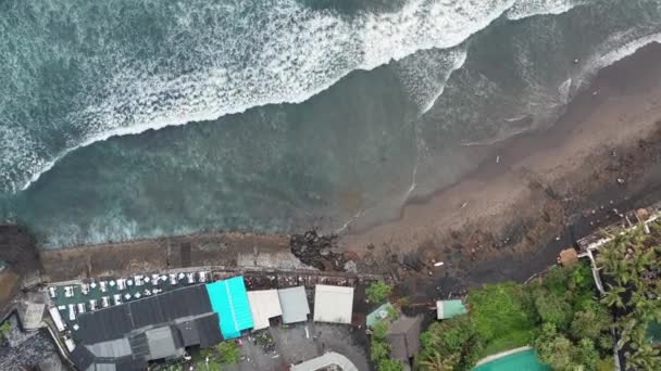 空撮。海の波が海岸にクラッシュの空中ドローン映像。海を飛んでいます。巨大な波 — ストック動画