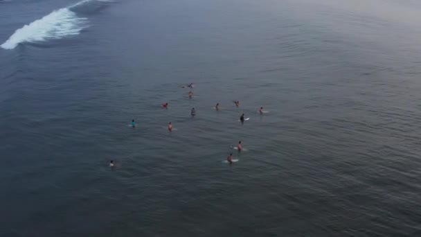 Un groupe de surfeurs qui attendent une vague dans l'océan par temps clair. Vue aérienne du surfeur sur une énorme vague de l'océan Indien. Surfeurs sur la plage vue de dessus 