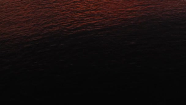Sonnenuntergang über dem Meer. Luftaufnahme: Sonnenuntergang über dem Meer im Hintergrund roter Himmel und Inseln. bei Sonnenuntergang über den Ozean fliegen. Reisekonzept. — Stockvideo