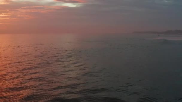 Vliegen op zonsondergang tijd. Mooie rode hemel, wolken, zee. 4 k luchtfoto panorama. Oceaan, zee oppervlak in zonsopgang, zonsondergang tijd met prachtige wolken en zon reflectie in water — Stockvideo