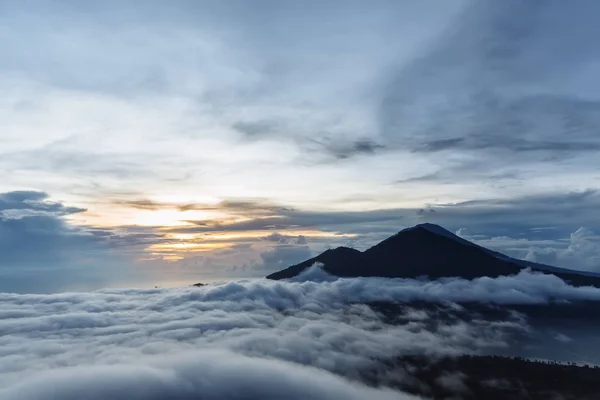 Activo volcán indonesio Batur en la isla tropical Bali. Indonesia. Volcán Batur amanecer serenidad. Cielo amanecer en la mañana en la montaña. Serenidad del paisaje de montaña, concepto de viaje —  Fotos de Stock