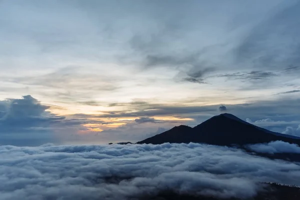 Activo volcán indonesio Batur en la isla tropical Bali. Indonesia. Volcán Batur amanecer serenidad. Cielo amanecer en la mañana en la montaña. Serenidad del paisaje de montaña, concepto de viaje —  Fotos de Stock