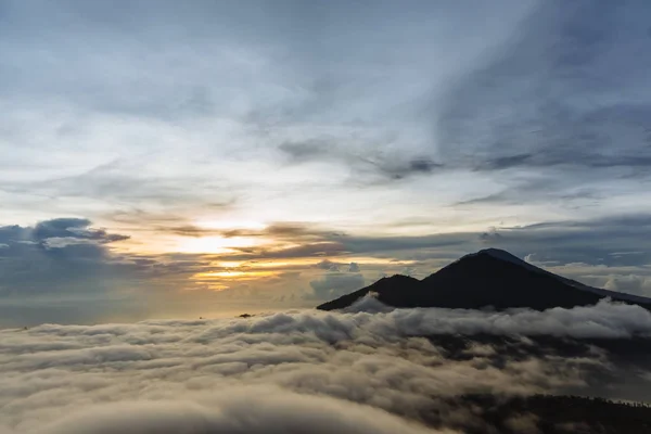 Activo volcán indonesio Batur en la isla tropical Bali. Indonesia. Volcán Batur amanecer serenidad. Cielo amanecer en la mañana en la montaña. Serenidad del paisaje de montaña, concepto de viaje —  Fotos de Stock