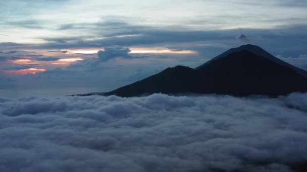 Vista aérea. Vulcão indonésio ativo Batur na ilha tropical Bali. Indonésia. Batur vulcão nascer do sol serenidade. Céu de alvorada de manhã na montanha. Serenidade da paisagem montanhosa, conceito de viagem — Vídeo de Stock