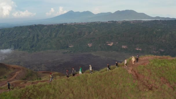 Vista aérea del excursionista caminando por la parte superior. Equipo de escaladores en las montañas. Extremo estilo de vida al aire libre actividad deporte concepto turístico . — Vídeos de Stock