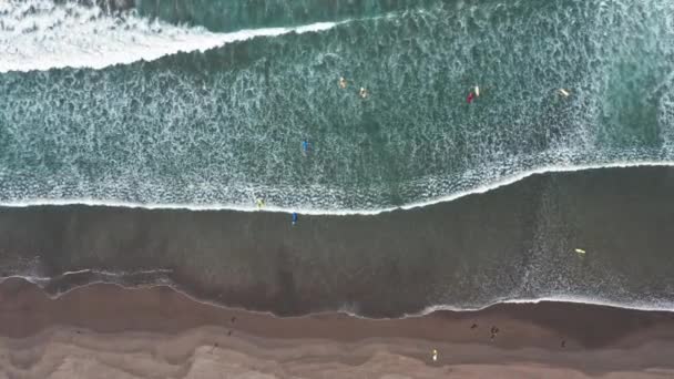 Widok z lotu ptaka. Antenowe drone nagrania z upaść na brzegu fale oceanu. Pływające w oceanie. Olbrzymie fale — Wideo stockowe