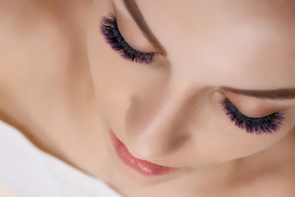 Eyelash Extension Procedure. Woman Eye with Long Blue Eyelashes. Ombre effect. Close up, selective focus. — Stock Photo, Image