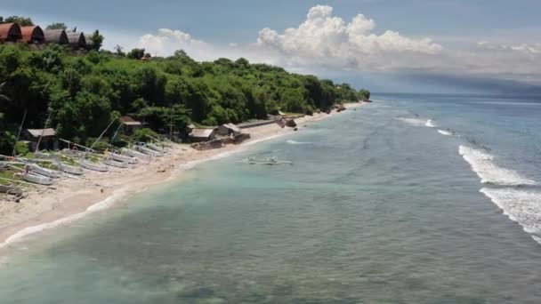 Vista aérea desde el dron una hermosa carretera costera. Isla de Nusa Penida . — Vídeos de Stock