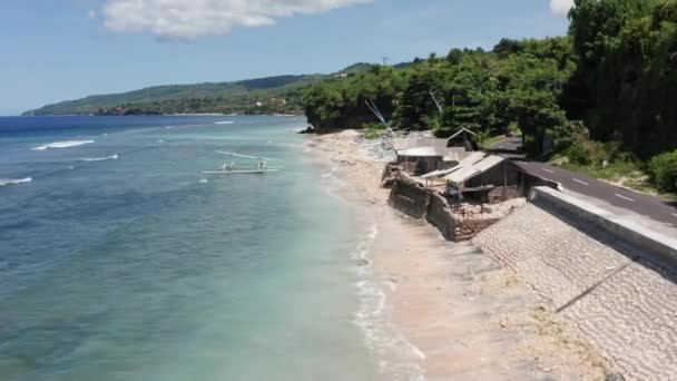 Flygvy från Drone en vacker kustväg. Nusa Penida Island. — Stockvideo