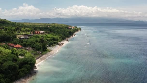 Vista aerea dal drone una bella strada costiera. Isola di Nusa Penida . — Video Stock