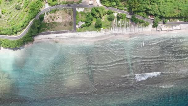 Vista aérea de drone uma bela estrada costeira. Ilha de Nusa Penida . — Vídeo de Stock
