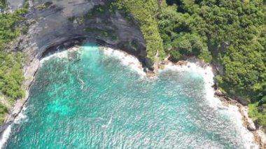 Nusa Penida adasında Tembeling Coastline Okyanus Dalgaları havadan çekim, Bali Endonezya. 4k