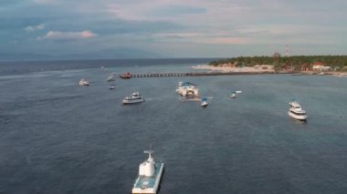 Tropik Adada Port ile Küçük Şehir Havadan çekim, Arka Plan Vacation Dağlar ile Sunrise Küçük Kasaba'da Tekneler ve Okyanus ile gün batımı, Seyahat, Sunset 4k