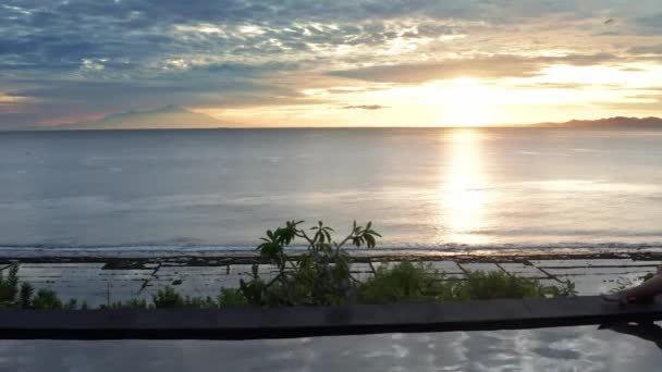 Casal apaixonado no Luxury Resort em férias românticas de verão. Pessoas relaxando juntas na piscina de borda, desfrutando de bela vista do mar pôr do sol. Felizes amantes em viagem de lua-de-mel. Relação — Vídeo de Stock