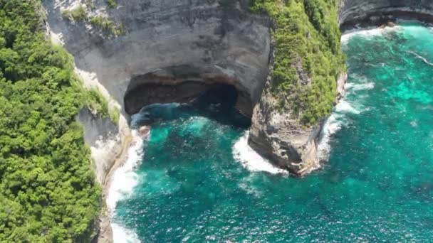 Disparo aéreo de olas oceánicas en la costa de Tembeling en la isla de Nusa Penida, Bali Indonesia. 4k — Vídeos de Stock