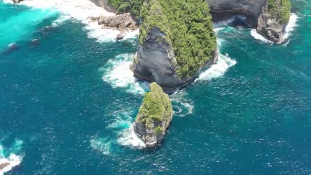 Повітряні постріл океанських хвиль на Тембелінг берегової лінії на острові Нуса Пеніда, Балі Індонезія. 4K — стокове відео