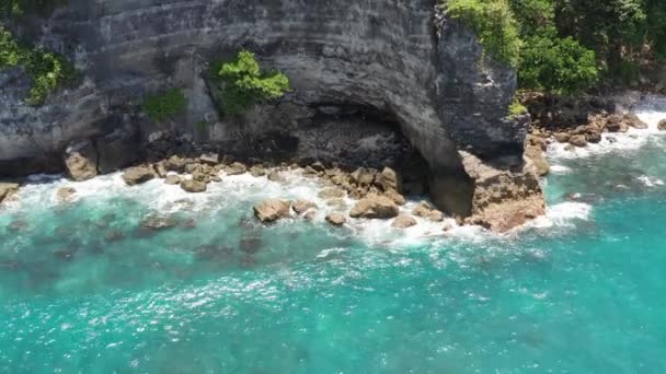 Disparo aéreo de olas oceánicas en la costa de Tembeling en la isla de Nusa Penida, Bali Indonesia. 4k — Vídeos de Stock